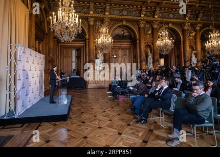 200313 -- PARIS, le 13 mars 2020 Xinhua -- Anne Hidalgo, maire de Paris, prend la parole lors d'une conférence de presse sur le COVID-19 à l'hôtel de ville de Paris, le 12 mars 2020. Jeudi, la France a confirmé 2 876 cas de coronavirus et 61 décès, et 129 ont été hospitalisés en soins intensifs. Photo d'Aurelien Morissard/Xinhua FRANCE-PARIS-MAYOR-COVID-19-CONFÉRENCE DE PRESSE PUBLICATIONxNOTxINxCHN Banque D'Images