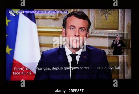 200313 -- PARIS, le 13 mars 2020 -- le président français Emmanuel Macron est photographié lors d'un discours télévisé à la nation à Paris, France, le 12 mars 2020. Emmanuel Macron a annoncé jeudi que tous les établissements scolaires seraient fermés à partir de lundi et jusqu’à nouvel ordre. Pendant ce temps, les transports publics resteront ouverts et les élections municipales à deux tours sont maintenues comme prévu pour les 15 et 22 mars. FRANCE-PARIS-PRESIDENT-DISCOURS GaoxJing PUBLICATIONxNOTxINxCHN Banque D'Images