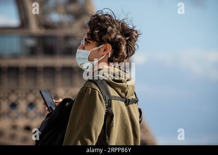 200313 -- PARIS, le 13 mars 2020 Xinhua -- Un touriste portant un masque est vu sur la place du Trocadéro à Paris, France, le 12 mars 2020. Jeudi, la France a confirmé 2 876 cas de coronavirus et 61 décès, et 129 ont été hospitalisés en soins intensifs. Photo Aurelien Morissard/Xinhua FRANCE-PARIS-COVID-19-CAS CONFIRMÉS PUBLICATIONxNOTxINxCHN Banque D'Images