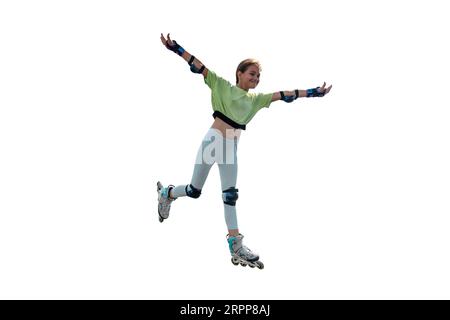 Portrait d'une jeune fille souriante sur rouleaux skating isolé sur fond blanc Banque D'Images