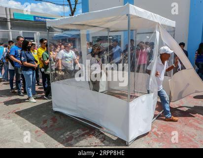 200313 -- MARIKINA CITY, le 13 mars 2020 -- des résidents essaient une tente de décontamination lors d'une démonstration de désinfection à Marikina City, Philippines, le 13 mars 2020. Le président philippin Rodrigo Duterte a placé l’ensemble de la région métropolitaine de Manille en quarantaine communautaire après avoir relevé le niveau d’alerte de santé publique au niveau le plus élevé du sous-niveau 2 du Code Rouge, dans une tentative drastique d’arrêter la propagation du coronavirus. Les Philippines ont maintenant 52 cas confirmés de COVID-19, dont cinq décès. PHILIPPINES-MARIKINA-COVID-19 RouellexUmali PUBLICATIONxNOTxINxCHN Banque D'Images