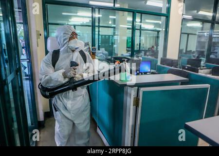 200313 -- VILLE DE MARIKINA, le 13 mars 2020 -- un travailleur en combinaison de protection désinfecte les bureaux de la mairie de Marikina, aux Philippines, le 13 mars 2020. Le président philippin Rodrigo Duterte a placé l’ensemble de la région métropolitaine de Manille en quarantaine communautaire après avoir relevé le niveau d’alerte de santé publique au niveau le plus élevé du sous-niveau 2 du Code Rouge, dans une tentative drastique d’arrêter la propagation du coronavirus. Les Philippines ont maintenant 52 cas confirmés de COVID-19, dont cinq décès. PHILIPPINES-MARIKINA-COVID-19 RouellexUmali PUBLICATIONxNOTxINxCHN Banque D'Images