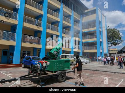 200313 -- MARIKINA CITY, le 13 mars 2020 -- un ouvrier utilise un canon à brumisation pour désinfecter une école à Marikina City, aux Philippines, le 13 mars 2020. Le président philippin Rodrigo Duterte a placé l’ensemble de la région métropolitaine de Manille en quarantaine communautaire après avoir relevé le niveau d’alerte de santé publique au niveau le plus élevé du sous-niveau 2 du Code Rouge, dans une tentative drastique d’arrêter la propagation du coronavirus. Les Philippines ont maintenant 52 cas confirmés de COVID-19, dont cinq décès. PHILIPPINES-MARIKINA-COVID-19 RouellexUmali PUBLICATIONxNOTxINxCHN Banque D'Images