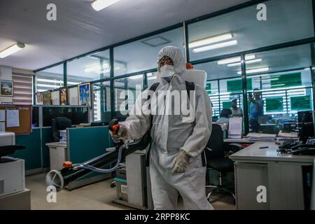 200313 -- VILLE DE MARIKINA, le 13 mars 2020 -- un travailleur en combinaison de protection désinfecte les bureaux de la mairie de Marikina, aux Philippines, le 13 mars 2020. Le président philippin Rodrigo Duterte a placé l’ensemble de la région métropolitaine de Manille en quarantaine communautaire après avoir relevé le niveau d’alerte de santé publique au niveau le plus élevé du sous-niveau 2 du Code Rouge, dans une tentative drastique d’arrêter la propagation du coronavirus. Les Philippines ont maintenant 52 cas confirmés de COVID-19, dont cinq décès. PHILIPPINES-MARIKINA-COVID-19 RouellexUmali PUBLICATIONxNOTxINxCHN Banque D'Images