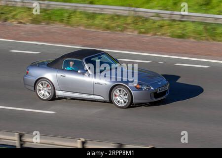 2004 Silver Honda S2000 ; rouler à grande vitesse sur l'autoroute M6 dans le Grand Manchester, Royaume-Uni Banque D'Images