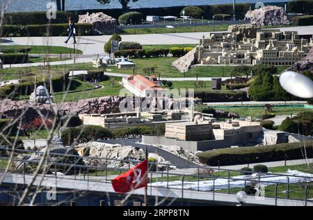 200313 -- ISTANBUL, le 13 mars 2020 -- Un membre du personnel patrouille dans le parc Miniaturk à Istanbul, Turquie, le 13 mars 2020. Les autorités locales de la plus grande ville de Turquie, Istanbul, ont décidé de fermer les musées, les théâtres de la ville et les salles de concert dès vendredi dans le but de freiner la propagation du COVID-19. TURQUIE-ISTANBUL-COVID-19 XuxSuhui PUBLICATIONxNOTxINxCHN Banque D'Images