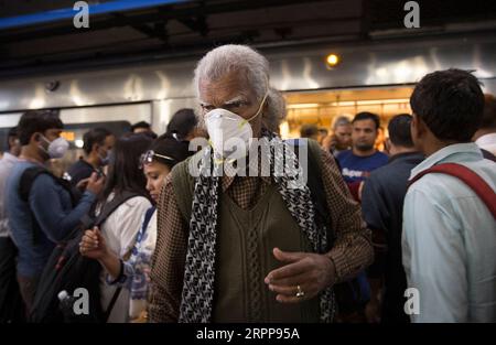 200313 -- NEW DELHI, le 13 mars 2020 -- Un homme portant un masque est vu dans une station de métro à New Delhi, en Inde, le 13 mars 2020. Le nombre de cas de COVID-19 en Inde vendredi est passé à 81, ont déclaré les responsables du ministère fédéral de la Santé de l Inde. INDE-NEW DELHI-COVID-19-CAS CONFIRMÉS JAVEDXDAR PUBLICATIONXNOTXINXCHN Banque D'Images