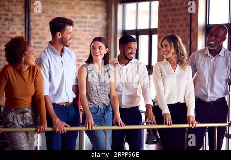 Portrait d'une réunion d'équipe d'affaires multiculturelles dans un bureau occupé Banque D'Images