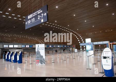 200313 -- PARIS, le 13 mars 2020 Xinhua -- une photo prise le 13 mars 2020 montre un hall de départ vide au terminal 2E de l'aéroport Charles de Gaulle à Roissy, près de Paris, France. Le ministre français de la Santé Olivier Veran a déclaré vendredi que les cas de COVID-19 du pays totalisaient 3 661, dont 79 étaient morts car le virus se propageait rapidement, forçant la fermeture des écoles, des musées et la suspension de tous les grands événements sportifs. Photo Jack Chan/Xinhua FRANCE-PARIS-COVID-19-CAS PUBLICATIONxNOTxINxCHN Banque D'Images