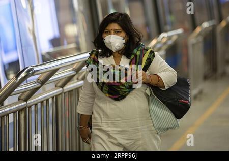 200313 -- NEW DELHI, le 13 mars 2020 -- Une femme portant un masque est vue dans une station de métro à New Delhi, en Inde, le 13 mars 2020. Le nombre de cas de COVID-19 en Inde vendredi est passé à 81, ont déclaré les responsables du ministère fédéral de la Santé de l Inde. INDE-NEW DELHI-COVID-19-CAS CONFIRMÉS JAVEDXDAR PUBLICATIONXNOTXINXCHN Banque D'Images