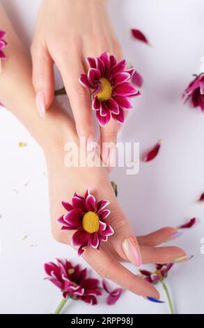 Mains féminines avec design de clou rose. Vernis à ongles rose mains manucurées Banque D'Images
