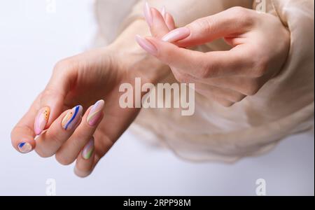 Mains féminines avec design de clou rose. Vernis à ongles rose mains manucurées Banque D'Images
