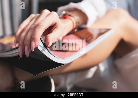 Mains féminines avec design de clou rose. Vernis à ongles rose mains manucurées Banque D'Images