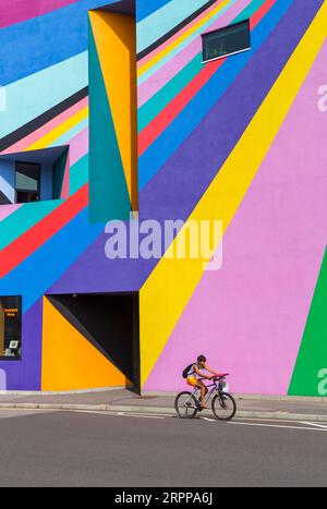 Boy en vélo devant la Towner Art Gallery avec des œuvres colorées Dance Diagonal de l'artiste allemand Lothar Götz à Eastbourne, East Sussex UK en septembre Banque D'Images