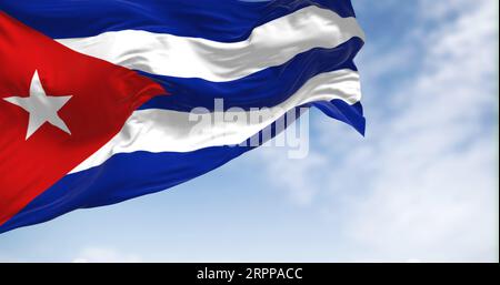 Drapeau national de Cuba agitant dans le vent par temps clair. Cinq bandes bleues et blanches, un triangle rouge au palan avec une étoile blanche. Compte latino-américain Banque D'Images