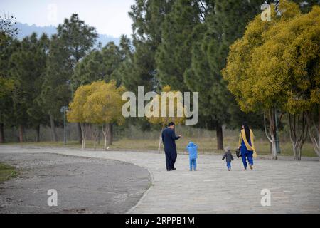 200314 -- ISLAMABAD, le 14 mars 2020 -- quelques personnes marchent dans un parc public à Islamabad, capitale du Pakistan, le 14 mars 2020. Le gouvernement du Pakistan a annoncé qu’il améliorerait ses mesures contre le COVID-19 à travers le pays après que 28 personnes ont été testées positives au virus au cours des 17 derniers jours, a déclaré l’assistant spécial du Premier ministre pour la santé Zafar Mirza aux médias vendredi soir. Le pays a interdit toutes sortes de rassemblements publics, y compris les festivals sportifs et culturels, les rassemblements récréatifs dans les cinémas et les théâtres, les cérémonies de mariage dans les salles ou les lieux ouverts, les rencontres avec les prisonniers Banque D'Images