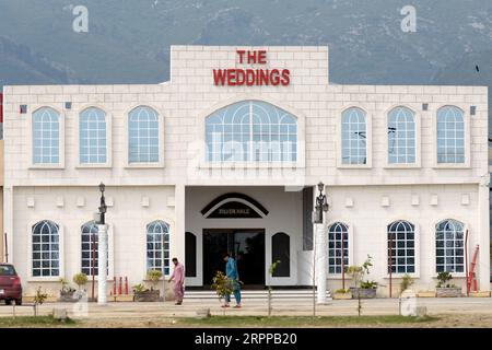 200314 -- ISLAMABAD, le 14 mars 2020 -- Une salle de mariage fermée est vue à Islamabad, la capitale du Pakistan, le 14 mars 2020. Le gouvernement du Pakistan a annoncé qu’il améliorerait ses mesures contre le COVID-19 à travers le pays après que 28 personnes ont été testées positives au virus au cours des 17 derniers jours, a déclaré l’assistant spécial du Premier ministre pour la santé Zafar Mirza aux médias vendredi soir. Le pays a interdit toutes sortes de rassemblements publics, y compris les festivals sportifs et culturels, les rassemblements de loisirs dans les cinémas et les théâtres, les cérémonies de mariage dans les salles ou les lieux ouverts, les réunions avec les prisonniers, etc Banque D'Images