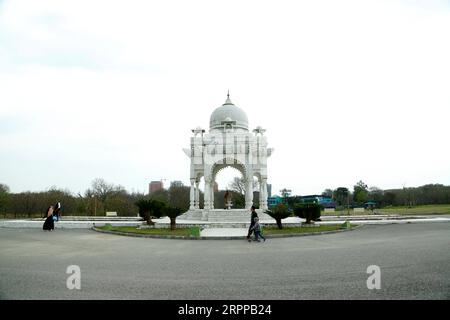 200314 -- ISLAMABAD, le 14 mars 2020 -- des gens marchent dans un parc public à Islamabad, capitale du Pakistan, le 14 mars 2020. Le gouvernement du Pakistan a annoncé qu’il améliorerait ses mesures contre le COVID-19 à travers le pays après que 28 personnes ont été testées positives au virus au cours des 17 derniers jours, a déclaré l’assistant spécial du Premier ministre pour la santé Zafar Mirza aux médias vendredi soir. Le pays a interdit toutes sortes de rassemblements publics, y compris les festivals sportifs et culturels, les rassemblements de loisirs dans les cinémas et les théâtres, les cérémonies de mariage dans les salles ou les lieux ouverts, les réunions avec les prisonniers Banque D'Images