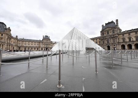 200315 -- BERLIN, le 15 mars 2020 Xinhua -- photo prise le 14 mars 2020 montre le musée du Louvre fermé à Paris, France. POUR ALLER AVEC LES GROS TITRES XINHUA DU 15 MARS 2020. /Xinhua Paris *** 200315 BERLIN, 15 mars 2020 Xinhua photo prise le 14 mars 2020 montre le Musée du Louvre fermé à Paris, France POUR ALLER AVEC LES TITRES XINHUA DU 15 MARS 2020 Xinhua Paris PUBLICATIONxNOTxINxCHN - ZUMA XxjpbeE00714220200315PEPFN0A001 Copyright : xJackxChanx Banque D'Images