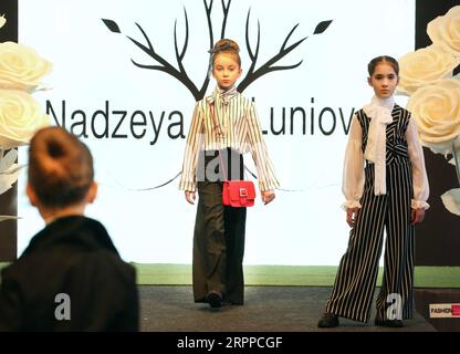 200315 -- MINSK, le 15 mars 2020 Xinhua -- des enfants présentent des créations lors de la Journée de la mode du printemps 2020 à Minsk, Biélorussie, le 15 mars 2020. Photo de Henadz Zhinkov/Xinhua BELARUS-MINSK-FASHION-CHILDREN PUBLICATIONxNOTxINxCHN Banque D'Images