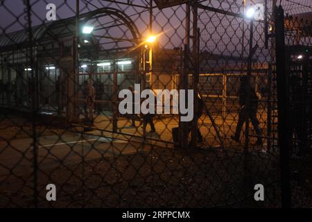 200315 -- QALQILYA, le 15 mars 2020 Xinhua -- des travailleurs palestiniens font la queue pour traverser le poste de contrôle israélien d'Eyal depuis la ville de Qalqilya en Cisjordanie pour travailler en Israël, le 15 mars 2020. Photo de Nidal Eshtayeh/Xinhua MIDEAST-CISJORDANIE-QALQILYA-TRAVAILLEURS PUBLICATIONxNOTxINxCHN Banque D'Images