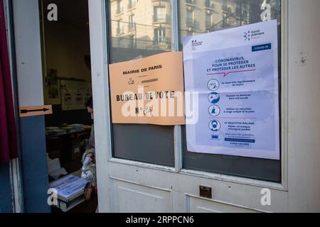 200315 --PARIS, le 15 mars 2020 -- Un avis illustrant des mesures préventives est vu dans un bureau de vote à Paris, France, le 15 mars 2020. Les bureaux de vote sont ouverts dans toute la France dimanche pour le premier tour des élections municipales après que des mesures supplémentaires ont été récemment imposées pour freiner la propagation du coronavirus. Les stations devraient suivre les directives sanitaires recommandées par le gouvernement et les experts de la santé, ont rapporté les médias français, y compris le nettoyage régulier des poignées de porte, des tables et des cabines de vote. D'autres mesures comprennent l'évitement des files d'attente, l'application d'une distance de sécurité entre les votes Banque D'Images