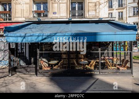 200316 -- PARIS, le 16 mars 2020 -- Un restaurant fermé est vu près de la place de la République à Paris, France, le 15 mars 2020. La France a confirmé un total de 5 423 cas d’infection à coronavirus, en hausse de 923 par rapport à la veille, le plus haut décompte quotidien depuis que le virus a été détecté dans le pays au début de cette année, ont déclaré dimanche les autorités sanitaires. Le gouvernement a placé un confinement partiel sur le pays samedi. Tous les lieux publics non essentiels, notamment les cafés, boutiques, restaurants, discothèques sont fermés jusqu'à nouvel ordre. Seules les épiceries, les pharmacies, les stations-service et les magasins de tabac sont autorisés à opérer Banque D'Images