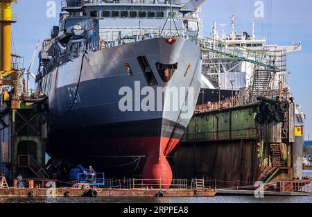 Bremerhaven, Allemagne. 05 septembre 2023. La frégate F 217 Bayern de la marine allemande se trouve dans un quai flottant à Bredo Dry Docks à Kaiserhafen Drei à Bremerhaven. Au début, le navire de la classe Brandenburg, qui a été mis en service en 1996, doit être révisé à Bremerhaven et recevoir une nouvelle couche de peinture. Crédit : Focke Strangmann/dpa/Alamy Live News Banque D'Images