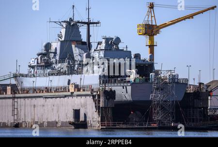 Bremerhaven, Allemagne. 05 septembre 2023. La frégate F 217 Bayern de la marine allemande se trouve dans un quai flottant à Bredo Dry Docks à Kaiserhafen Drei à Bremerhaven. Au début, le navire de la classe Brandenburg, qui a été mis en service en 1996, doit être révisé à Bremerhaven et recevoir une nouvelle couche de peinture. Crédit : Focke Strangmann/dpa/Alamy Live News Banque D'Images
