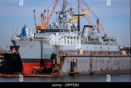 Bremerhaven, Allemagne. 05 septembre 2023. La frégate F 217 Bayern de la marine allemande se trouve dans un quai flottant à Bredo Dry Docks à Kaiserhafen Drei à Bremerhaven. Au début, le navire de la classe Brandenburg, qui a été mis en service en 1996, doit être révisé à Bremerhaven et recevoir une nouvelle couche de peinture. Crédit : Focke Strangmann/dpa/Alamy Live News Banque D'Images