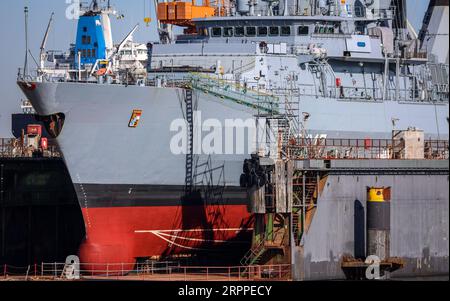 Bremerhaven, Allemagne. 05 septembre 2023. La frégate F 217 Bayern de la marine allemande se trouve dans un quai flottant à Bredo Dry Docks à Kaiserhafen Drei à Bremerhaven. Au début, le navire de la classe Brandenburg, qui a été mis en service en 1996, doit être révisé à Bremerhaven et recevoir une nouvelle couche de peinture. Crédit : Focke Strangmann/dpa/Alamy Live News Banque D'Images