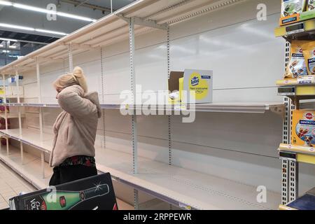 200316 -- PARIS, le 16 mars 2020 -- les étagères en papier de soie sont vidées dans un supermarché de Lille, en France, le 16 mars 2020. La situation du coronavirus en France se détériore très rapidement, a déclaré lundi le directeur général de la santé du pays. Photo fournie par Sébastien Courdji/Xinhua FRANCE-LILLE-CORONAVIRUS-SUPERMARCHÉ GaoxJing PUBLICATIONxNOTxINxCHN Banque D'Images