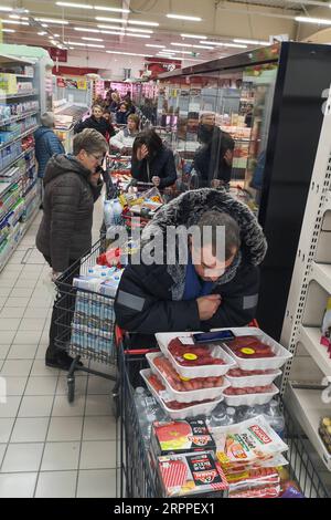 200316 -- PARIS, le 16 mars 2020 -- les gens font la queue pour vérifier dans un supermarché à Lille, France, le 16 mars 2020. La situation du coronavirus en France se détériore très rapidement, a déclaré lundi le directeur général de la santé du pays. Photo fournie par Sébastien Courdji/Xinhua FRANCE-LILLE-CORONAVIRUS-SUPERMARCHÉ GaoxJing PUBLICATIONxNOTxINxCHN Banque D'Images