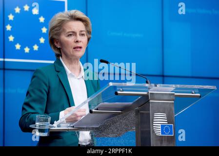 Bilder des Jahres 2020, News 03 März News Bilder des Tages 200316 -- BRUXELLES, le 16 mars 2020 Xinhua -- la Présidente de la Commission européenne Ursula von der Leyen s'adresse à une conférence de presse à Bruxelles, Belgique, le 16 mars 2020. La présidente de la Commission européenne Ursula von der Leyen a déclaré lundi qu'elle avait informé le G7 qu'elle avait proposé aux chefs d'État et de gouvernement d'introduire une restriction temporaire sur les voyages non essentiels vers l'Union européenne. Union européenne/document via Xinhua BELGIQUE-BRUXELLES-eu-COVID-19-TRAVEL-RESTRICTION TEMPORAIRE PUBLICATIONxNOTxINxCHN Banque D'Images