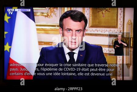 200316 -- PARIS, le 16 mars 2020 -- le président français Emmanuel Macron est photographié lors d'un discours télévisé à la nation à Paris, France, le 16 mars 2020. Lundi, le président français Emmanuel Macron a élargi les mesures déjà prises pour lutter contre la pandémie de COVID-19 en ordonnant la fermeture des frontières, la suspension du trafic aérien, une restriction plus sévère des mouvements et des sanctions pour les contrevenants. FRANCE-PARIS-MACRON-SPEECH-COVID-19 GaoxJing PUBLICATIONxNOTxINxCHN Banque D'Images