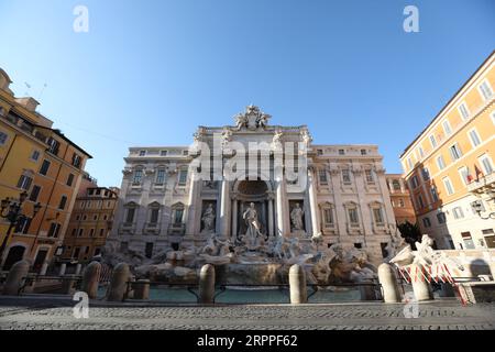 200317 -- ROME, le 17 mars 2020 -- fermeture de la fontaine de Trevi à Rome, Italie, le 16 mars 2020. Le nombre cumulé de cas confirmés en Italie est passé à 27 980 lundi, contre 24 747 la veille. ITALIE-ROME-COVID-19-CONFINEMENT ChengxTingting PUBLICATIONxNOTxINxCHN Banque D'Images