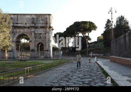 200317 -- ROME, le 17 mars 2020 -- Un homme est vu portant un masque facial près du Colosseo à Rome, Italie, le 16 mars 2020. Le nombre cumulé de cas confirmés en Italie est passé à 27 980 lundi, contre 24 747 la veille. ITALIE-ROME-COVID-19-CONFINEMENT ChengxTingting PUBLICATIONxNOTxINxCHN Banque D'Images