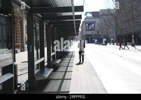 200317 -- LJUBLJANA, le 17 mars 2020 -- Un piéton vérifie son téléphone portable dans une gare routière de Ljubljana, capitale de la Slovénie, le 16 mars 2020. Le nombre de cas confirmés de COVID-19 en Slovénie est passé à 253, selon le gouvernement lundi. Le gouvernement a décidé de suspendre les transports publics à partir de dimanche minuit et de prolonger indéfiniment le décret précédent sur la fermeture de tous les établissements d'enseignement. SLOVÉNIE-LJUBLJANA-COVID-19 PengxLijun PUBLICATIONxNOTxINxCHN Banque D'Images