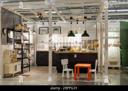 Présentoir de cuisine complet dans la section showroom du magasin IKEA Home Banque D'Images