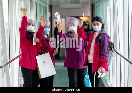 200317 -- WUHAN, le 17 mars 2020 -- des membres du personnel médical de la province du Sichuan du sud-ouest de la Chine font leurs adieux à la gare ferroviaire de Wuhan, dans la province du Hubei du centre de la Chine, le 17 mars 2020. Certaines équipes d'assistance médicale ont commencé à quitter la province du Hubei mardi alors que l'épidémie dans la province durement touchée a été maîtrisée. CHINA-WUHAN-COVID-19-MEDICS-DEPART CN XIONGXQI PUBLICATIONXNOTXINXCHN Banque D'Images