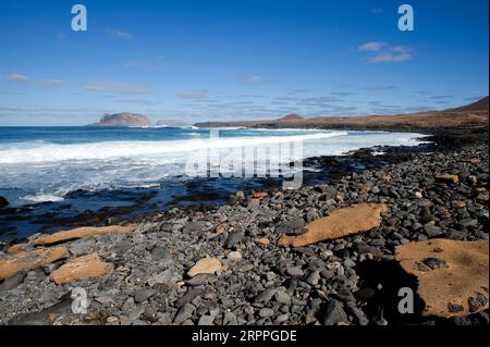 Baja del Corral plage et au fond Montaña Clara. Île de la Graciosa, province de Las Palmas, Îles Canaries, Espagne. Banque D'Images