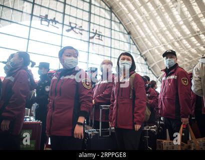 200317 -- WUHAN, 17 mars 2020 -- les médecins de la province du Guizhou du sud-ouest de la Chine se préparent à monter à bord d un train à la gare de Wuhan, dans la province du Hubei du centre de la Chine, le 17 mars 2020. Certaines équipes d'assistance médicale ont commencé à quitter la province du Hubei mardi alors que l'épidémie dans la province durement touchée a été maîtrisée. CHINA-WUHAN-COVID-19-MEDICS-DEPART CN XIAOXYIJIU PUBLICATIONXNOTXINXCHN Banque D'Images