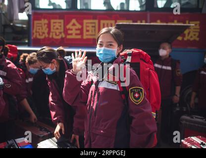 200317 -- WUHAN, 17 mars 2020 -- Medic Zhang Durong, du sud-ouest de la Chine, province de Guizhou, fait ses adieux à la gare de Wuhan, dans la province du Hubei, le 17 mars 2020. Certaines équipes d'assistance médicale ont commencé à quitter la province du Hubei mardi alors que l'épidémie dans la province durement touchée a été maîtrisée. CHINA-WUHAN-COVID-19-MEDICS-DEPART CN XIAOXYIJIU PUBLICATIONXNOTXINXCHN Banque D'Images