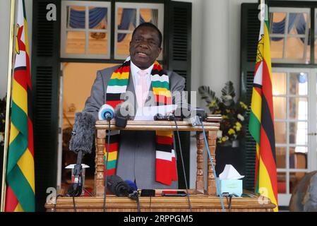 200317 -- HARARE, le 17 mars 2020 Xinhua -- le président zimbabwéen Emmerson Mnangagwa prend la parole lors d'une conférence de presse à Harare, Zimbabwe, le 17 mars 2020. Dans une mise à jour adressée à la nation mardi, le président zimbabwéen Emmerson Mnangagwa a déclaré que le COVID-19 était une catastrophe nationale, affirmant que le pays avait intensifié sa réponse nationale au virus après que les pays voisins de la région aient signalé des cas. Photo de Shaun Jusa/Xinhua ZIMBABWE-HARARE-PRESIDENT-COVID 19-NATIONAL DISASTER PUBLICATIONxNOTxINxCHN Banque D'Images