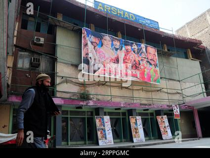 200317 -- PESHAWAR, le 17 mars 2020 -- Un homme passe devant une salle de cinéma fermée à Peshawar, au Pakistan, le 17 mars 2020. Le nombre de cas confirmés de COVID-19 au Pakistan a atteint 212 après l’émergence de 29 nouveaux cas dans les provinces de l’est du Punjab et du Sud du Sindh mardi, ont déclaré les responsables de la santé. Photo de /Xinhua PAKISTAN-PESHAWAR-COVID-19-CAS SaeedxAhmad PUBLICATIONxNOTxINxCHN Banque D'Images