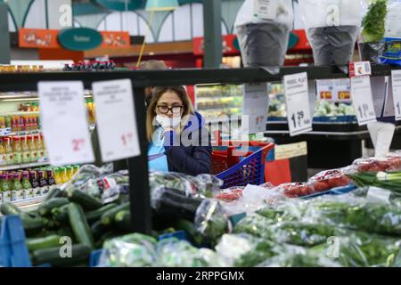 200317 -- BRUXELLES, le 17 mars 2020 -- Une femme achète des légumes dans un supermarché de Bruxelles, en Belgique, le 16 mars 2020. La Belgique a enregistré 185 nouveaux cas d’infection à COVID-19, totalisant 1 243 au total, a annoncé mardi l’institut de santé publique Sciensano. BELGIQUE-BRUXELLES-COVID-19-SUPERMARKET-STAGEING ZhangxCheng PUBLICATIONxNOTxINxCHN Banque D'Images