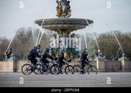 200317 -- PARIS, le 17 mars 2020 Xinhua -- patrouille de policiers sur la place de la Concorde à Paris, France, le 17 mars 2020. La France a détecté 7 730 cas d’infection à coronavirus, et 175 personnes sont mortes du virus, a annoncé mardi le directeur général de la Santé Jérôme Salomon lors d’une mise à jour quotidienne. Mardi midi, la France a été mise en confinement pendant au moins 15 jours. Seuls les voyages réellement nécessaires, par exemple pour des raisons professionnelles ou de santé ou pour acheter des aliments, sont autorisés. Photo Aurelien Morissard/Xinhua FRANCE-PARIS-COVID-19-LOCKDOWN PUBLICATIONxNOTxINxCHN Banque D'Images