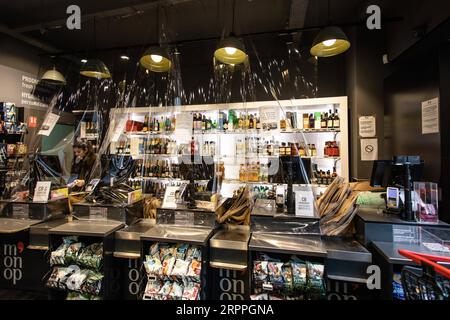 200317 -- PARIS, le 17 mars 2020 Xinhua -- des mesures de protection sont vues dans un magasin d'alimentation à Paris, France, le 17 mars 2020. La France a détecté 7 730 cas d’infection à coronavirus, et 175 personnes sont mortes du virus, a annoncé mardi le directeur général de la Santé Jérôme Salomon lors d’une mise à jour quotidienne. Mardi midi, la France a été mise en confinement pendant au moins 15 jours. Seuls les voyages réellement nécessaires, par exemple pour des raisons professionnelles ou de santé ou pour acheter des aliments, sont autorisés. Photo Aurelien Morissard/Xinhua FRANCE-PARIS-COVID-19-LOCKDOWN PUBLICATIONxNOTxINxCHN Banque D'Images