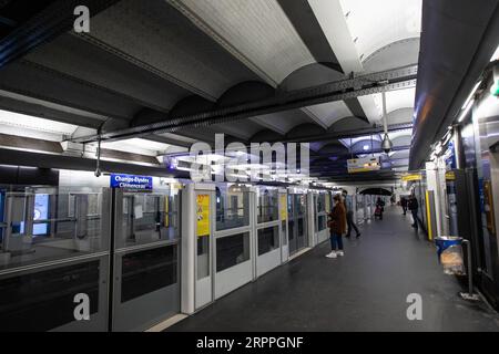 200317 -- PARIS, le 17 mars 2020 Xinhua -- peu de passagers sont vus sur le quai d'une station de métro à Paris, France, le 17 mars 2020. La France a détecté 7 730 cas d’infection à coronavirus, et 175 personnes sont mortes du virus, a annoncé mardi le directeur général de la Santé Jérôme Salomon lors d’une mise à jour quotidienne. Mardi midi, la France a été mise en confinement pendant au moins 15 jours. Seuls les voyages réellement nécessaires, par exemple pour des raisons professionnelles ou de santé ou pour acheter des aliments, sont autorisés. Photo Aurelien Morissard/Xinhua FRANCE-PARIS-COVID-19-LOCKDOWN PUBLICATIONxNOTxINxCHN Banque D'Images