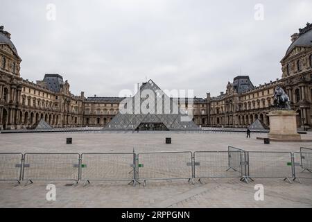 200317 -- PARIS, le 17 mars 2020 Xinhua -- photo prise le 17 mars 2020 montre le musée du Louvre fermé à Paris, France. La France a détecté 7 730 cas d’infection à coronavirus, et 175 personnes sont mortes du virus, a annoncé mardi le directeur général de la Santé Jérôme Salomon lors d’une mise à jour quotidienne. Mardi midi, la France a été mise en confinement pendant au moins 15 jours. Seuls les voyages réellement nécessaires, par exemple pour des raisons professionnelles ou de santé ou pour acheter des aliments, sont autorisés. Photo Aurelien Morissard/Xinhua FRANCE-PARIS-COVID-19-LOCKDOWN PUBLICATIONxNOTxINxCHN Banque D'Images
